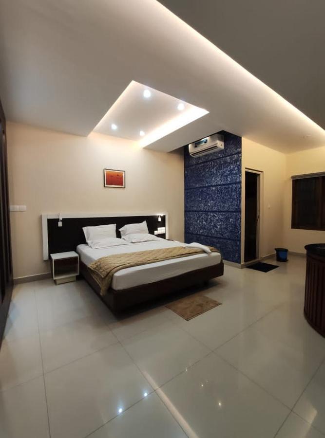 Hotel Issacs Regency à Sultan Bathery Extérieur photo