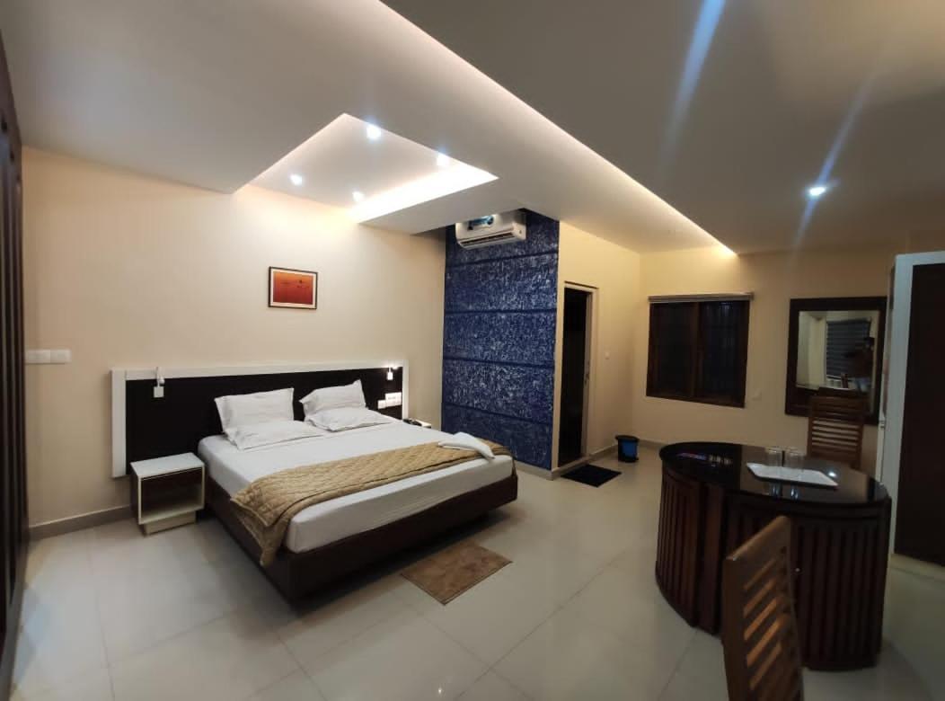 Hotel Issacs Regency à Sultan Bathery Extérieur photo