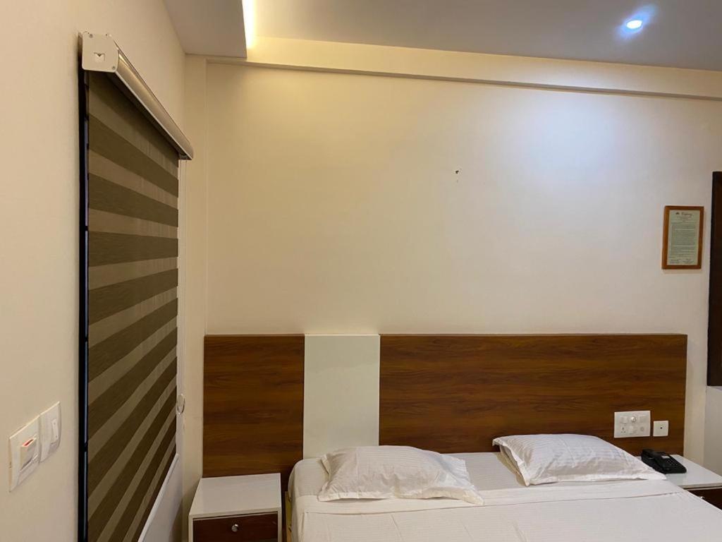 Hotel Issacs Regency à Sultan Bathery Extérieur photo