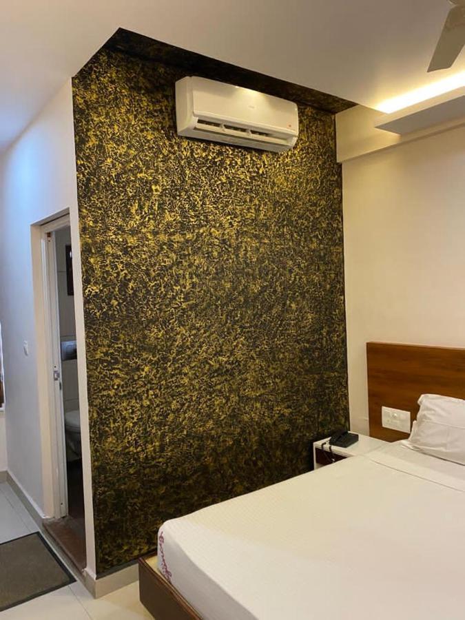 Hotel Issacs Regency à Sultan Bathery Extérieur photo