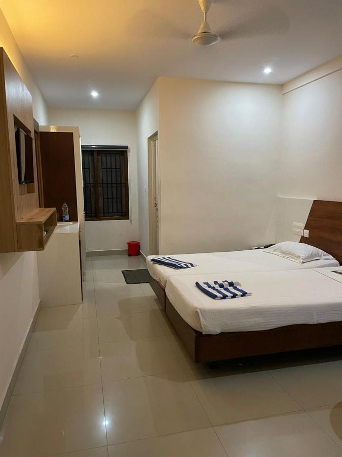 Hotel Issacs Regency à Sultan Bathery Extérieur photo