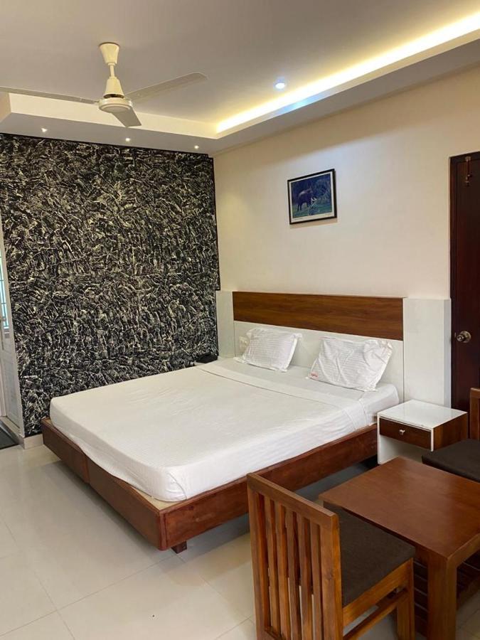 Hotel Issacs Regency à Sultan Bathery Extérieur photo