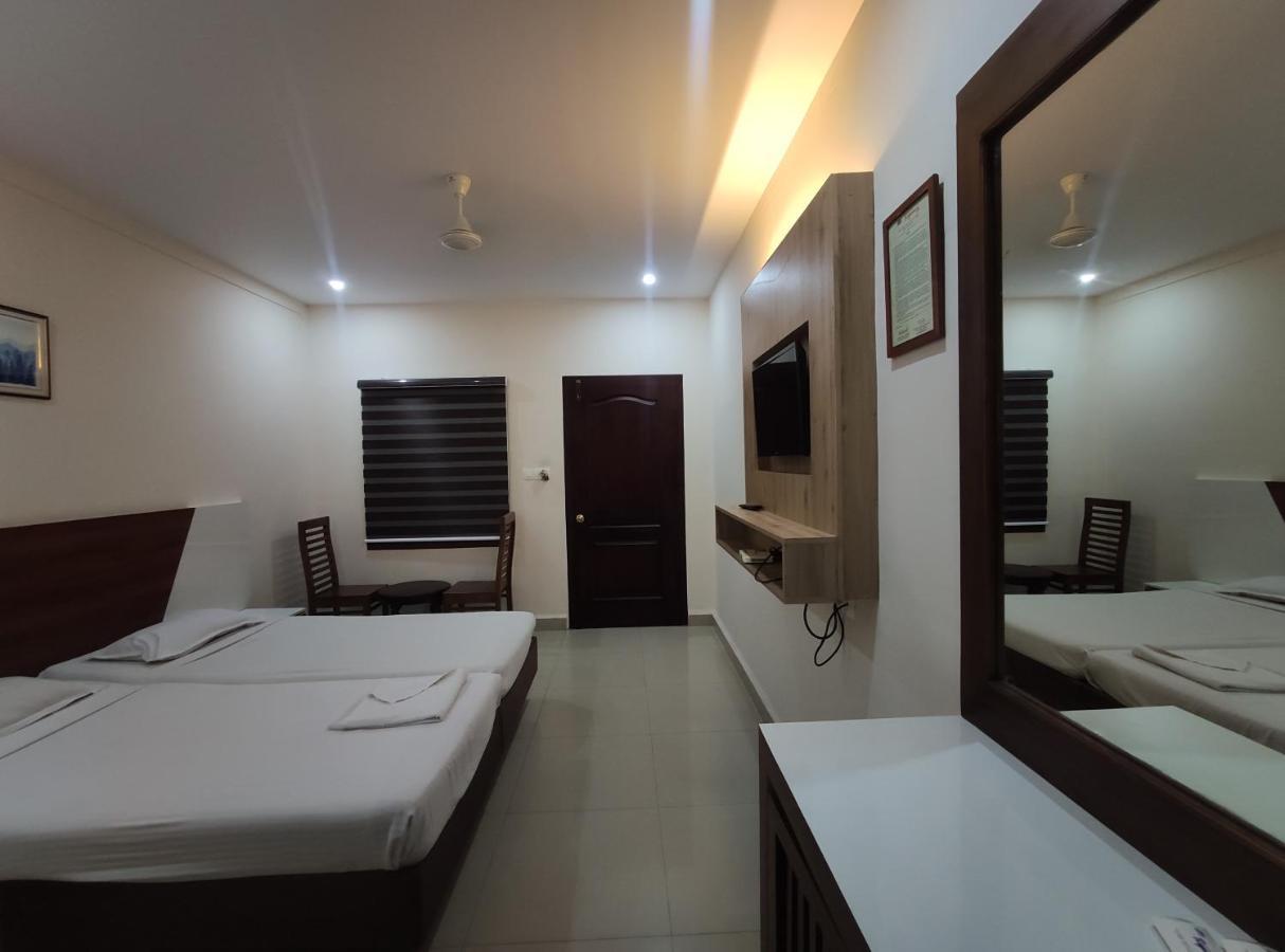 Hotel Issacs Regency à Sultan Bathery Extérieur photo