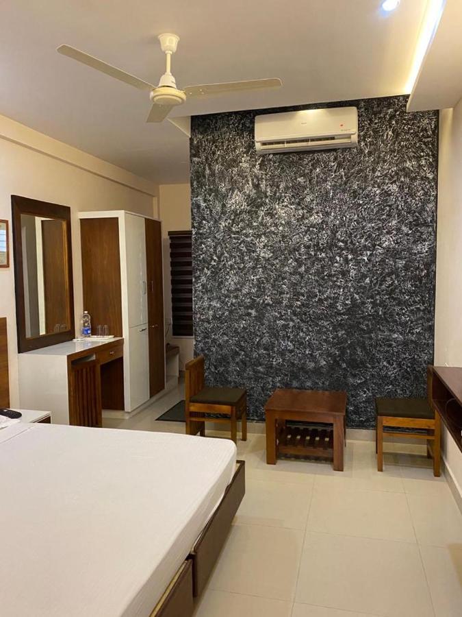 Hotel Issacs Regency à Sultan Bathery Extérieur photo