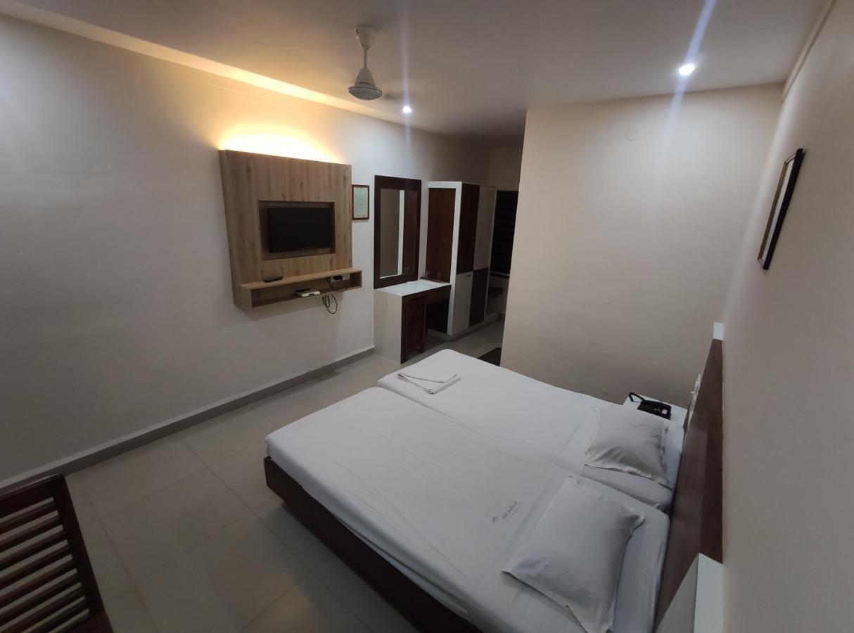 Hotel Issacs Regency à Sultan Bathery Extérieur photo